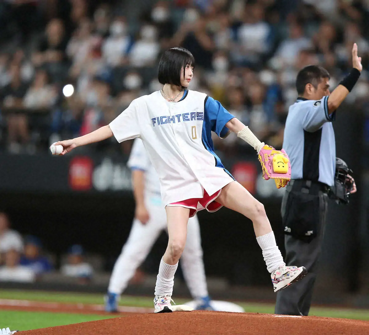 【画像・写真】＜日・西＞始球式を務めたあのちゃん（撮影・高橋　茂夫）