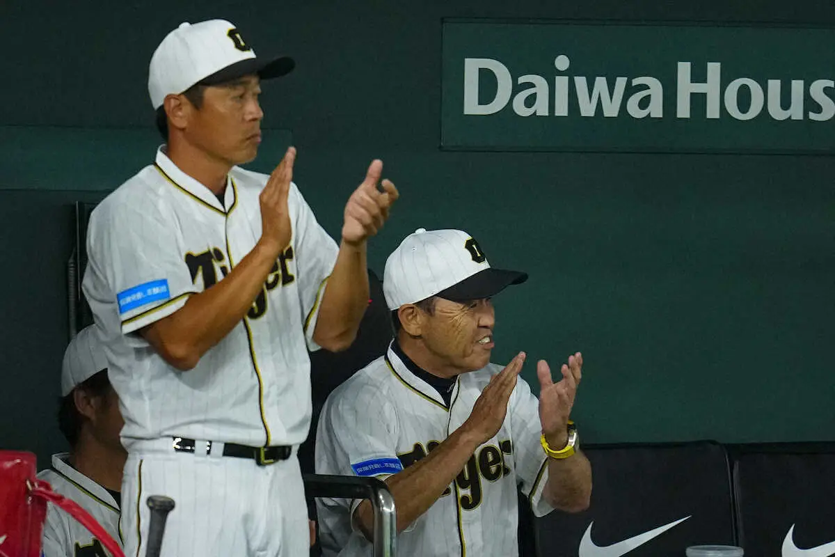 【画像・写真】阪神・岡田監督　「アウトと思った」8回クロスプレーで判定はセーフ…悪夢の同点も自信満々リクエスト成功