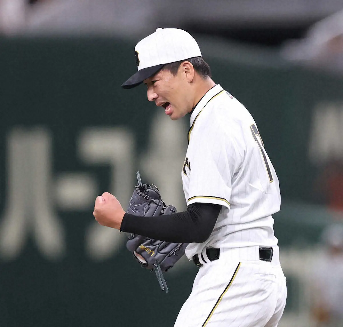 【画像・写真】阪神守護神・岩崎　一打サヨナラのピンチも執念で1点を守り切りガッツポーズ