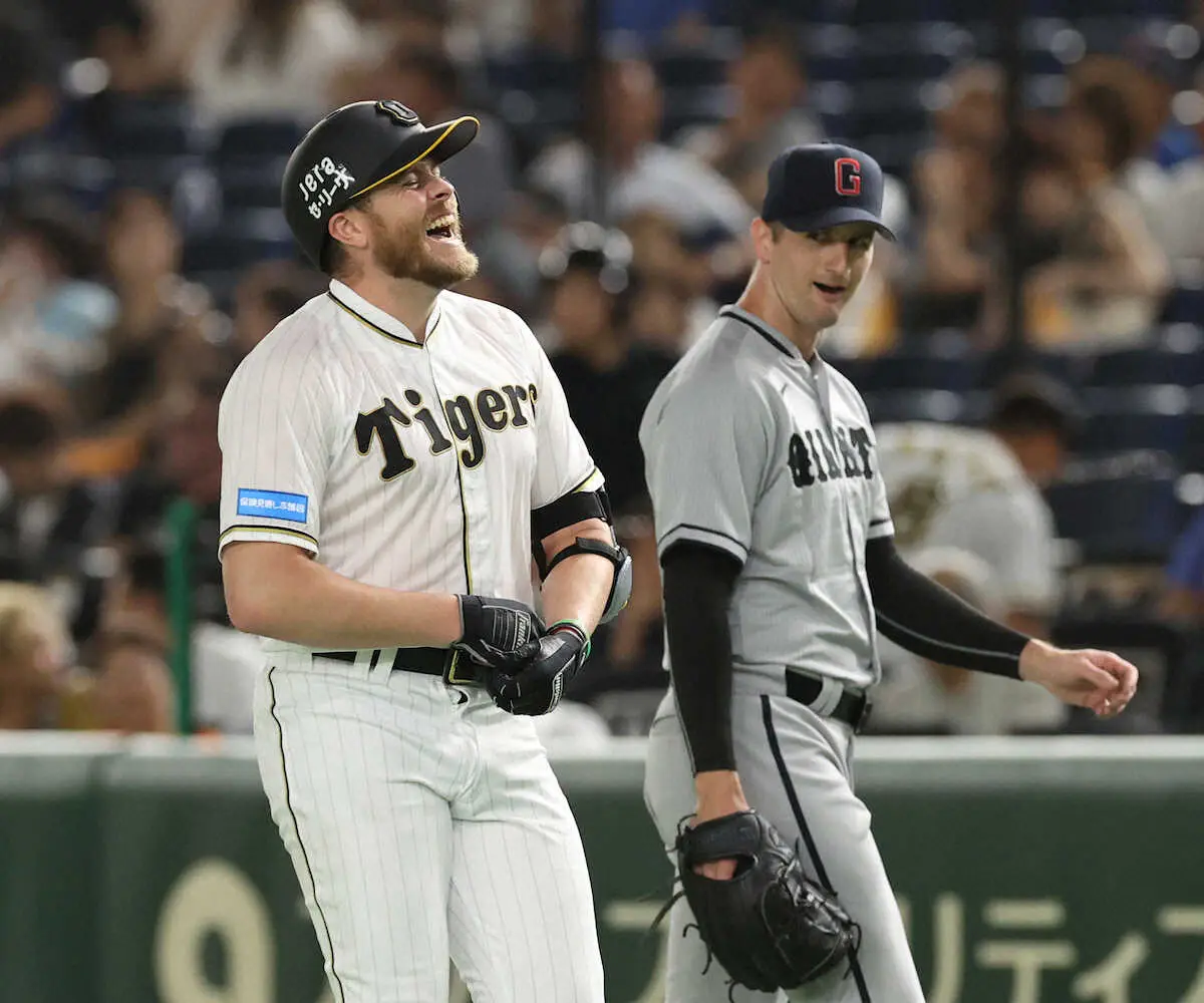 【画像・写真】＜巨・神＞　5回2死、一ゴロに倒れたビーズリー（左）はグリフィンに声をかけられ笑顔（撮影・大森　寛明）