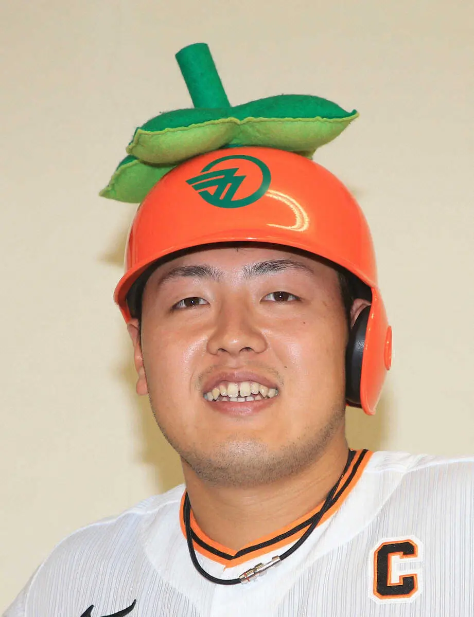 【画像・写真】尾野真千子“伝統の一戦”始球式は「90点」　同郷・岡本和真との記念撮影喜ぶ「母と一緒に応援します」