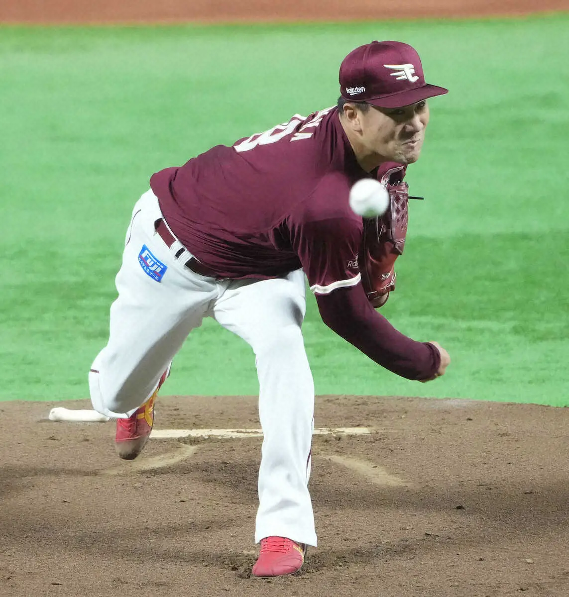 【画像・写真】高校野球ばりの給水タイム…楽天永井投手コーチがマウンドの田中将にペットボトルを渡す