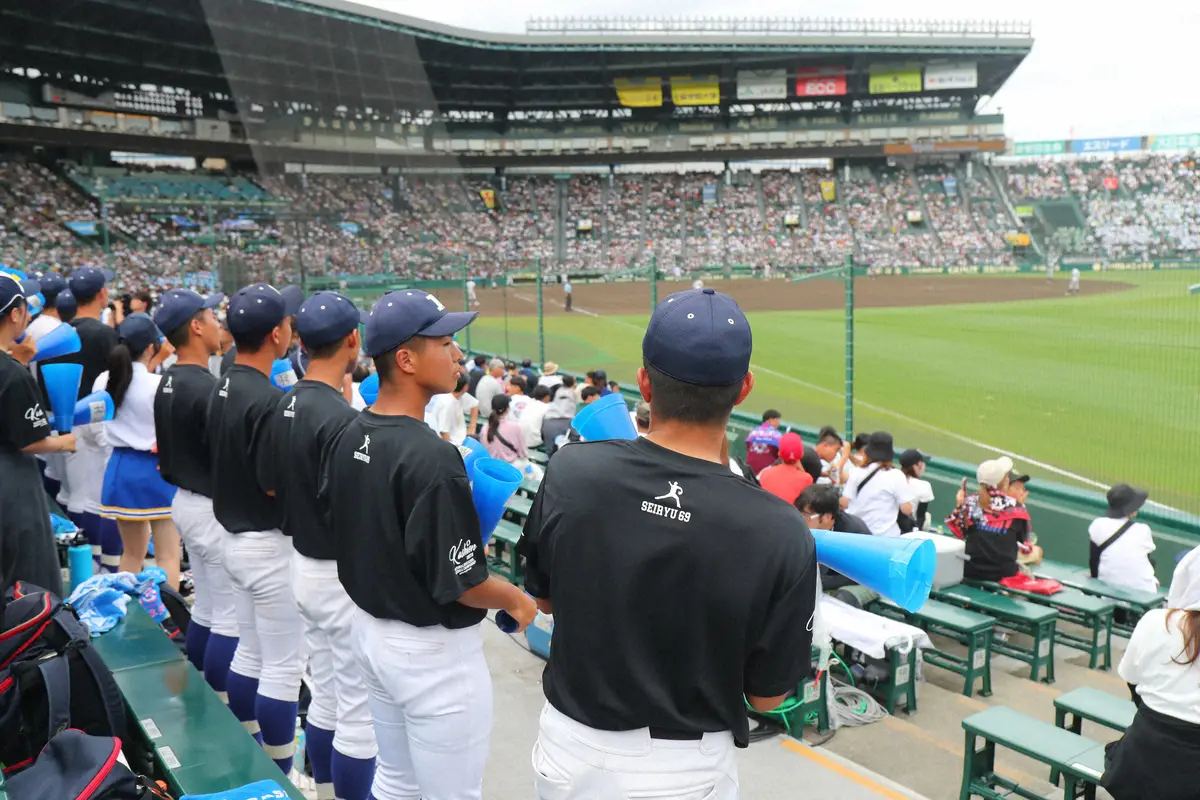 【画像・写真】＜鳥取商・履正社＞楽天・内から贈られたＴシャツで応援する履正社の控えメンバー（撮影・岸　良祐）