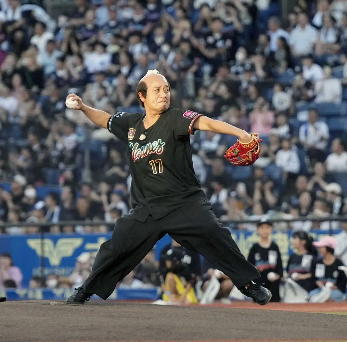 【画像・写真】千鳥・大悟がサプライズ始球式　「イカ2貫」×2に吉井監督も苦笑い　「何十球も投げ込んだんですけど」