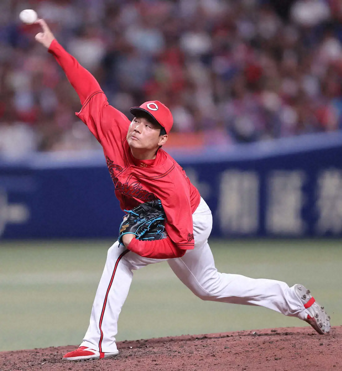 【画像・写真】＜中・広＞5番手で力投する栗林（撮影・椎名　航）