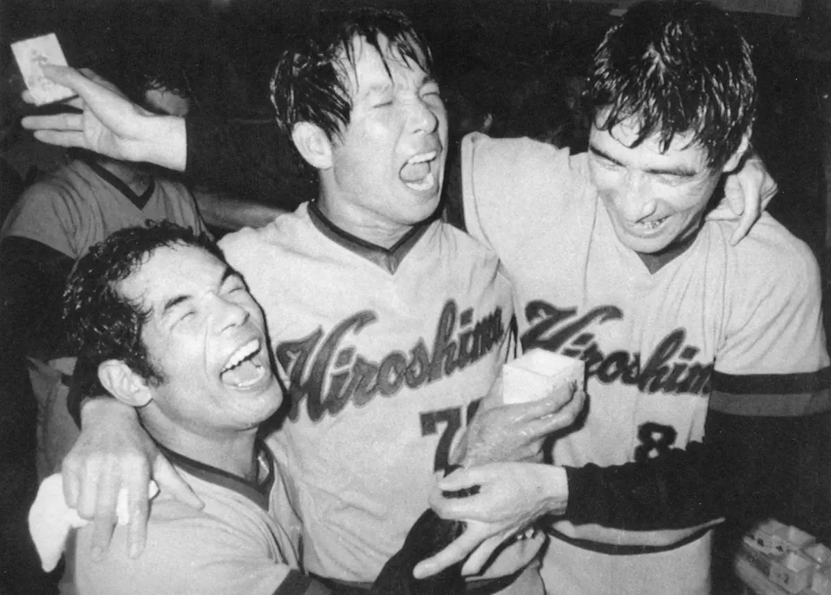 【画像・写真】1975年、初優勝の美酒に酔う（左から）衣笠祥雄、古葉竹識監督、山本浩二