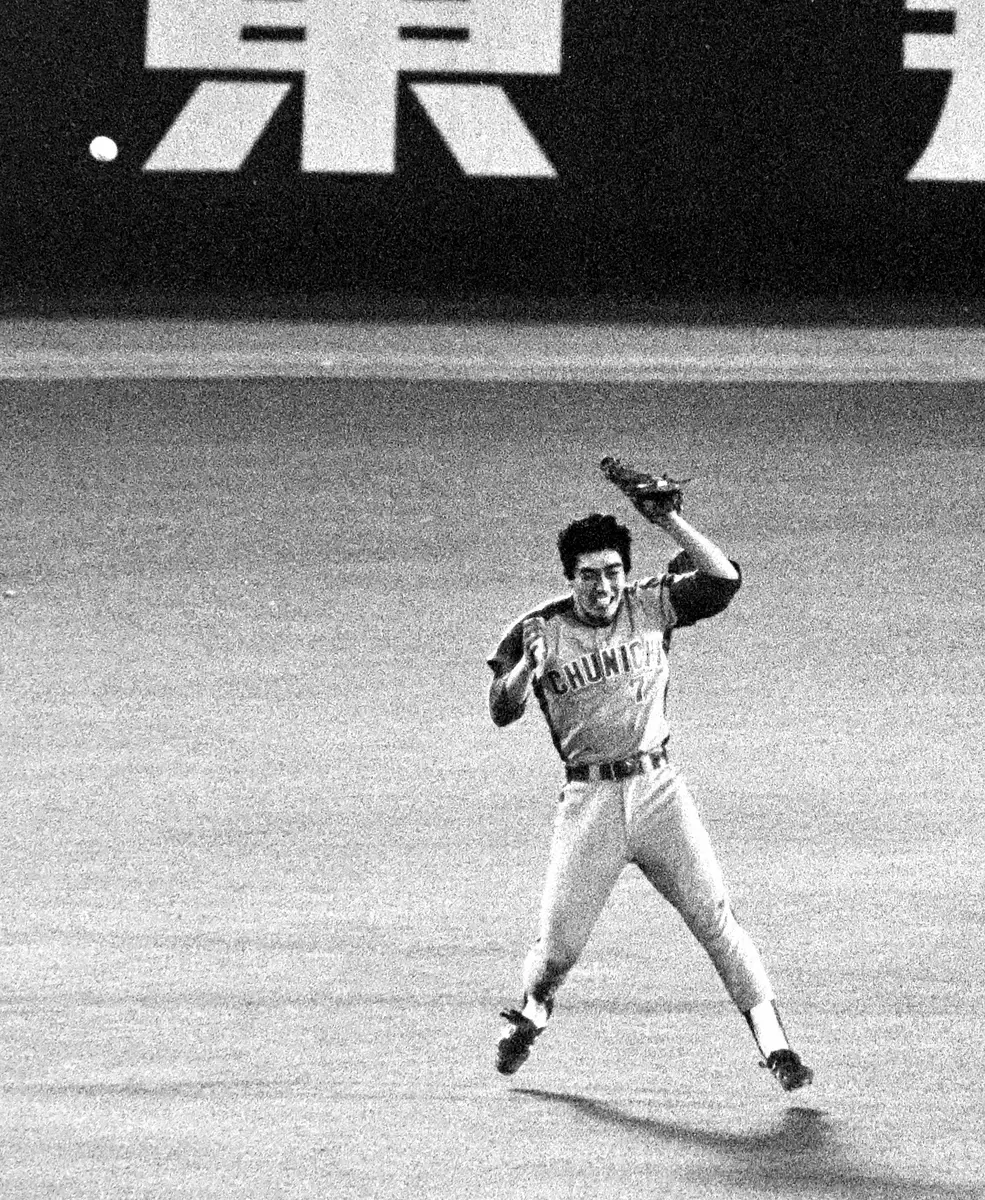 【画像・写真】1981年8月26日の巨人―中日戦（後楽園）で遊撃手の宇野が飛球をあために当てる痛恨の失策