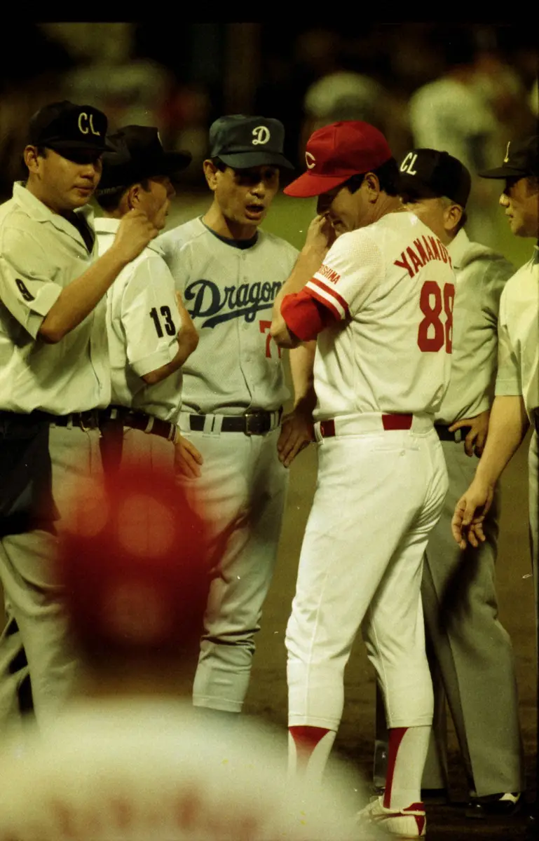 【画像・写真】1991年8月、広島―中日戦の5回裏、広島・西田の死球にエキサイトし一時は険悪なムードになった星野監督と山本監督