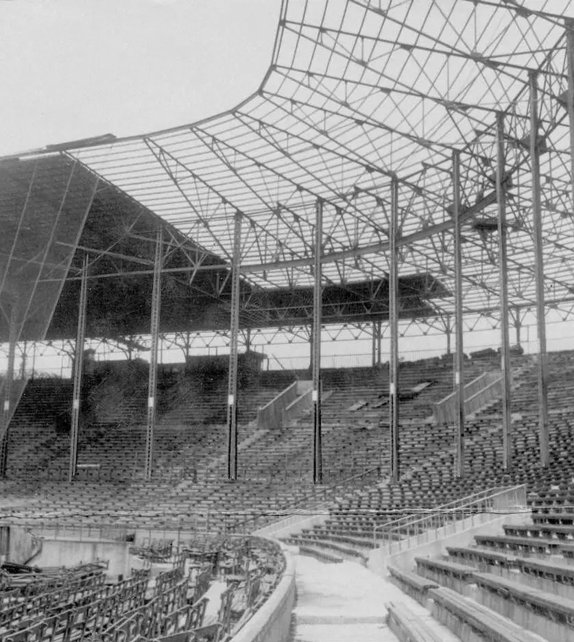 1943年8月、戦時中の金属回収で取り壊される甲子園球場の大鉄傘（毎日新聞社提供）