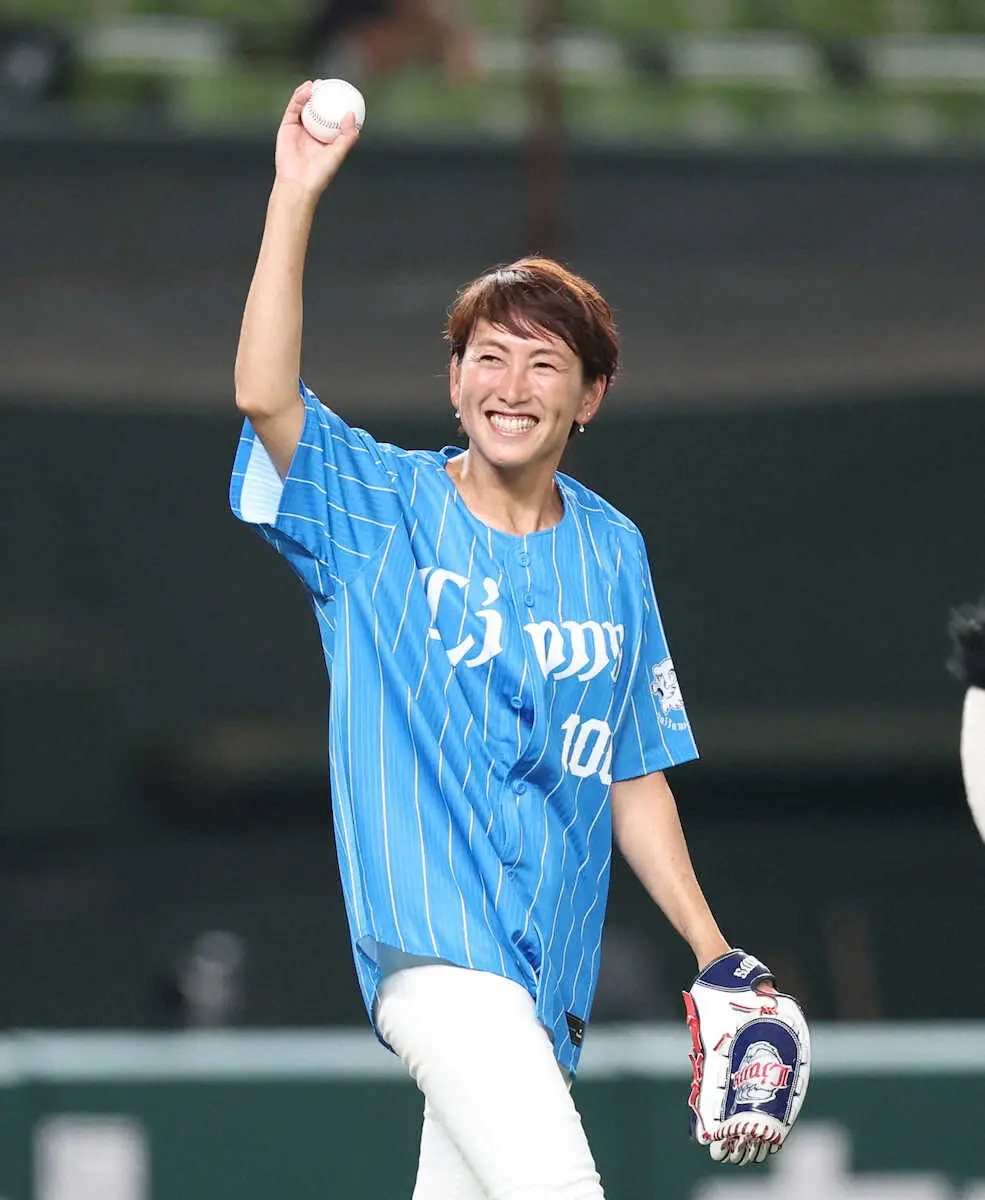 【画像・写真】西武戦で杉山愛さんが始球式「緊張…」ノーバン投球ならず悔しがるも「自分に甘いので80点で」