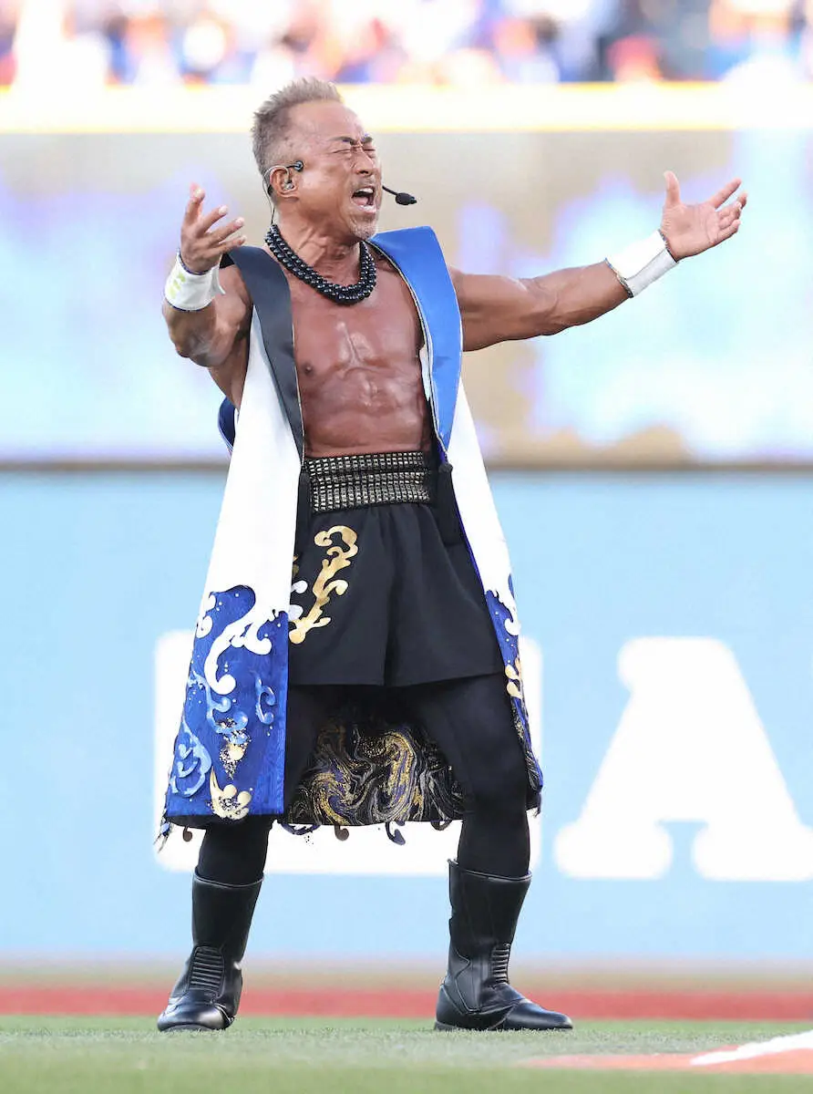 【画像・写真】DeNAが「横浜漢祭」を開催　角田信朗が「祝い投げ」を披露