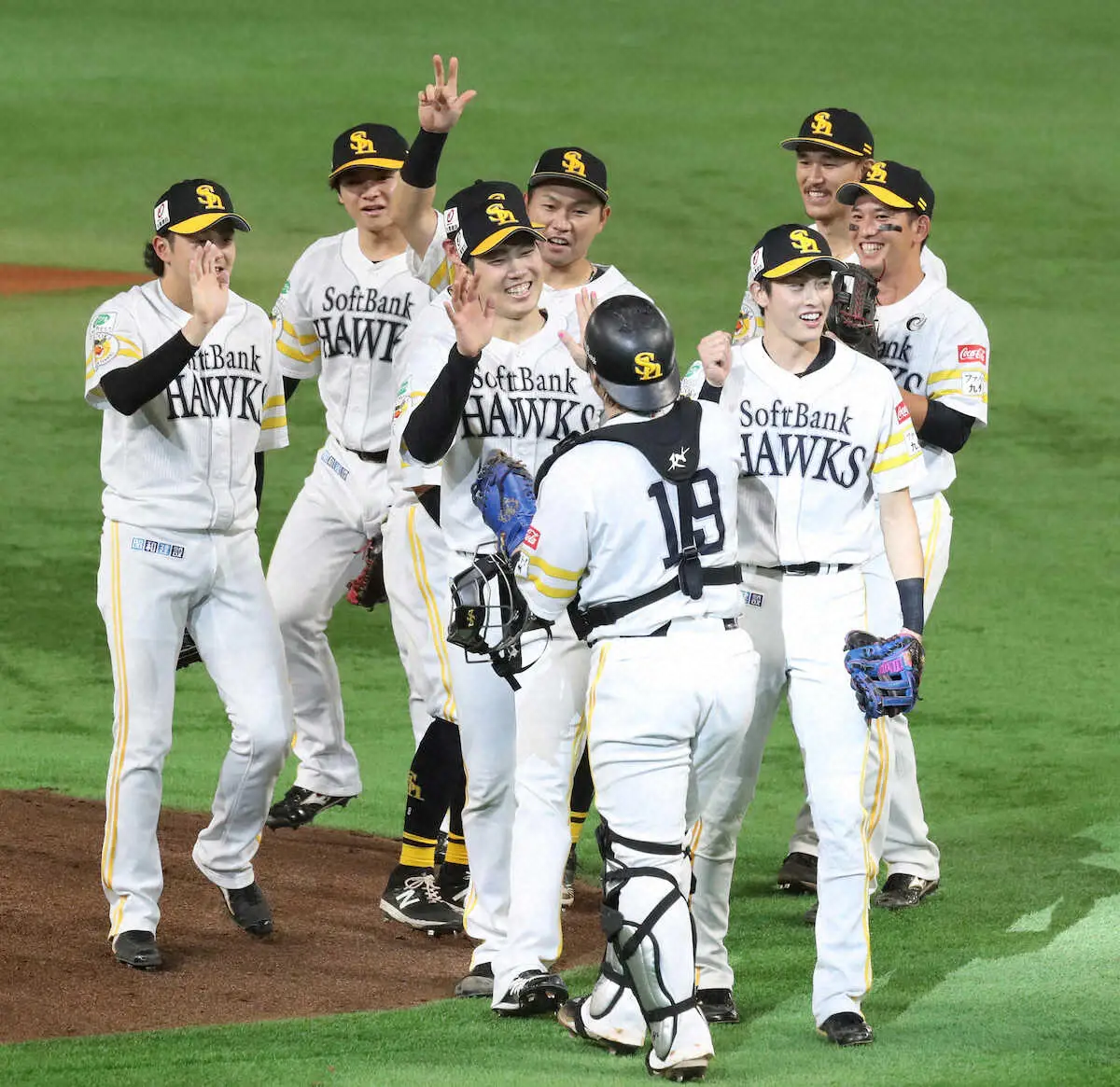 【画像・写真】＜ソ・西＞ノーヒットノーランを達成し喜ぶ石川とナイン（撮影・中村　達也）