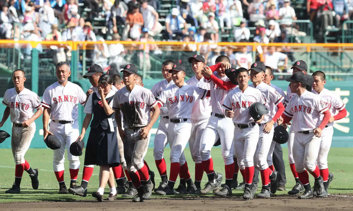 【画像・写真】【甲子園】おかやま山陽・堤監督　初の4強入りならずも「ここまで連れてきてくれて感謝です」