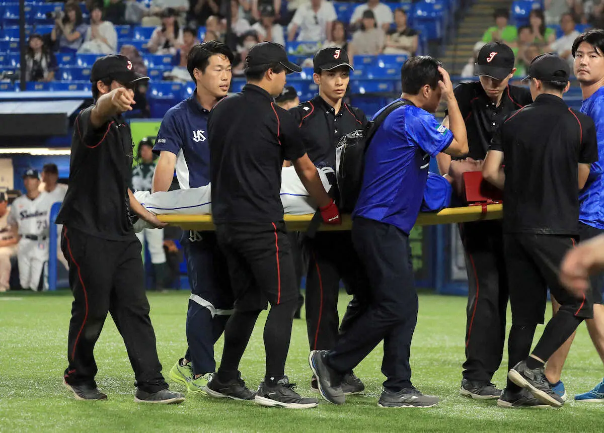 【画像・写真】中日・石川昂が頭部死球　場内騒然…担架で退場　2試合で4死球に竜党「ヤクルトさん多すぎじゃ…」
