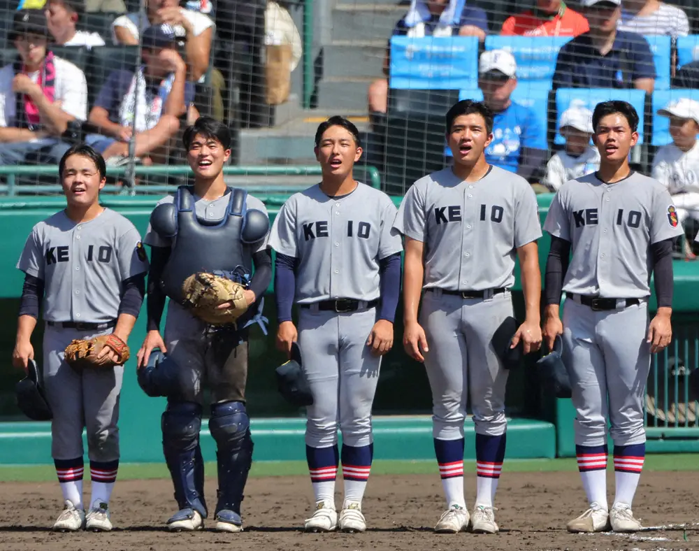 【画像・写真】校歌を斉唱する清原（中央）ら慶応ナイン