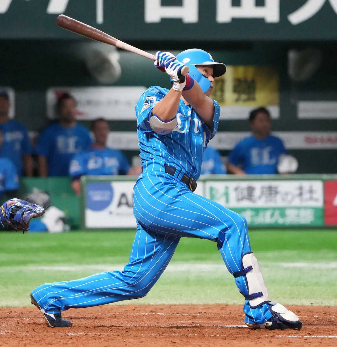 【画像・写真】西武・栗山が賞金100万円ゲット　福岡銀行マスコットの看板広告直撃