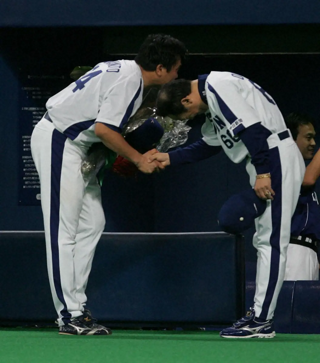 【画像・写真】2006年9月16日の阪神戦（ナゴヤD）でプロ野球史上73人目（84回目）となるノーヒットノーランを達成した山本昌（左）に深々と一礼する落合監督