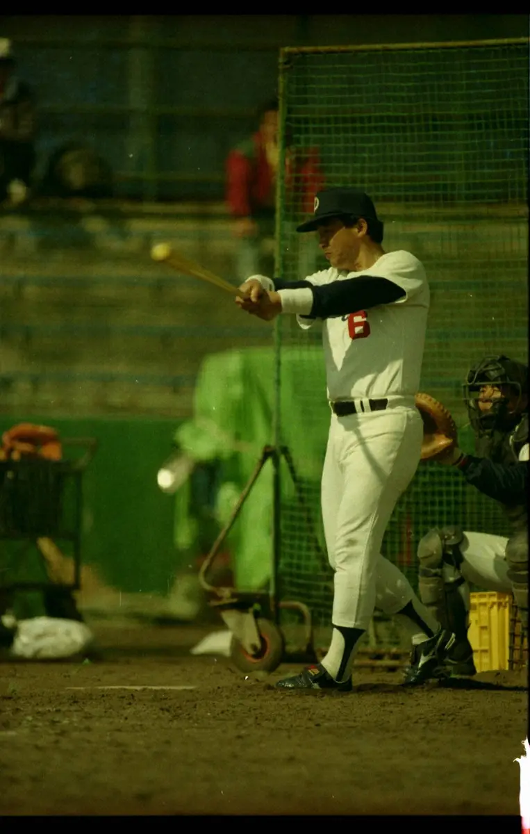 【画像・写真】確かに写真でも“ゆっくり”スイングしているように見える現役時代の落合氏のバッティング