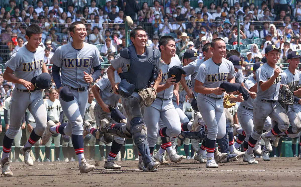 【画像・写真】決勝進出を決めスタンドに駆け出す仙台育英ナイン（撮影・藤山　由理）
