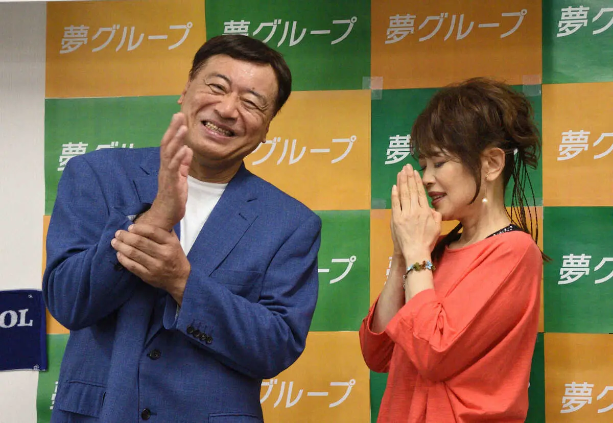 【画像・写真】新曲のデュエットソング「やすくして」の発表会を行い、「やすくして」ポーズを見せる「夢グループの石田重廣社長（左）と保科有里　（撮影・小田切　葉月）