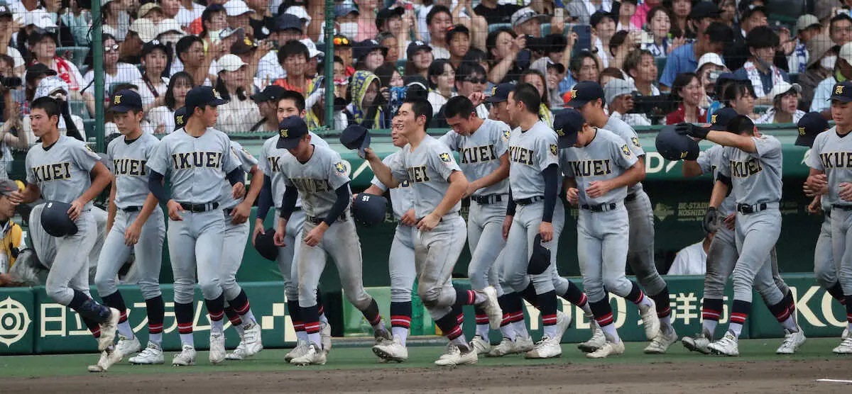 【画像・写真】＜仙台育英・慶応＞　慶応に敗れ、肩を落とす仙台育英ナイン　（撮影・須田　麻祐子）