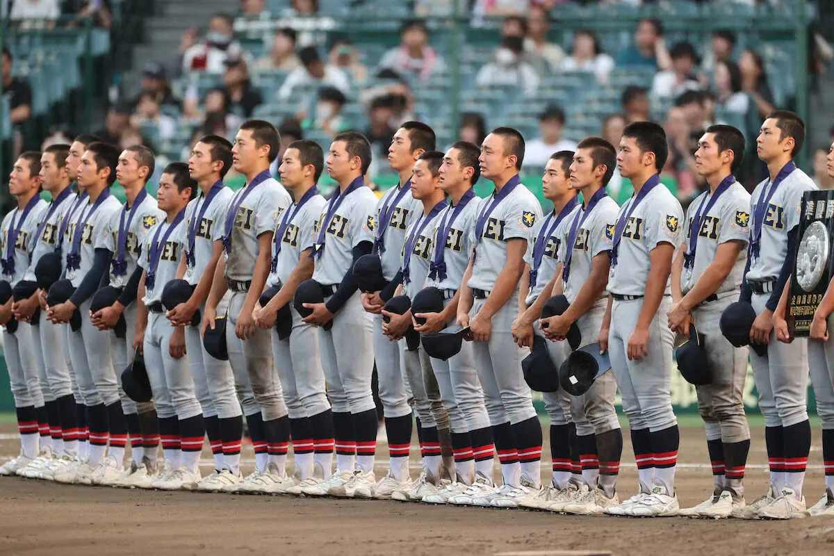 【画像・写真】＜仙台育英・慶応＞閉会式で脱帽する仙台育英ナイン（撮影・大森　寛明）