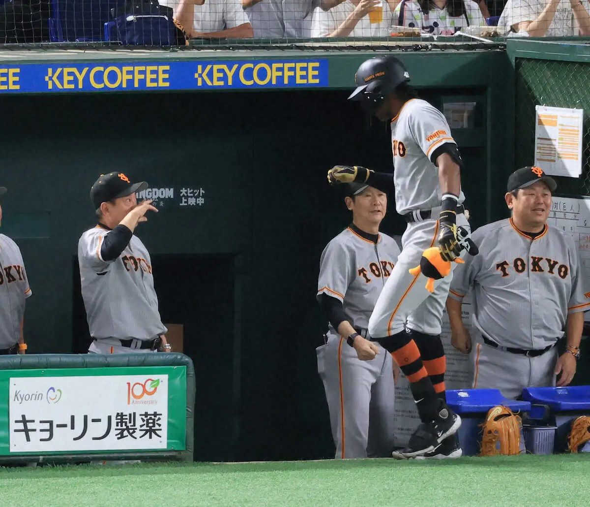 【画像・写真】巨人ブリンソンが先制11号！　原監督も笑顔で目をゴシゴシ　本塁打した試合はここまで7勝1敗1分け