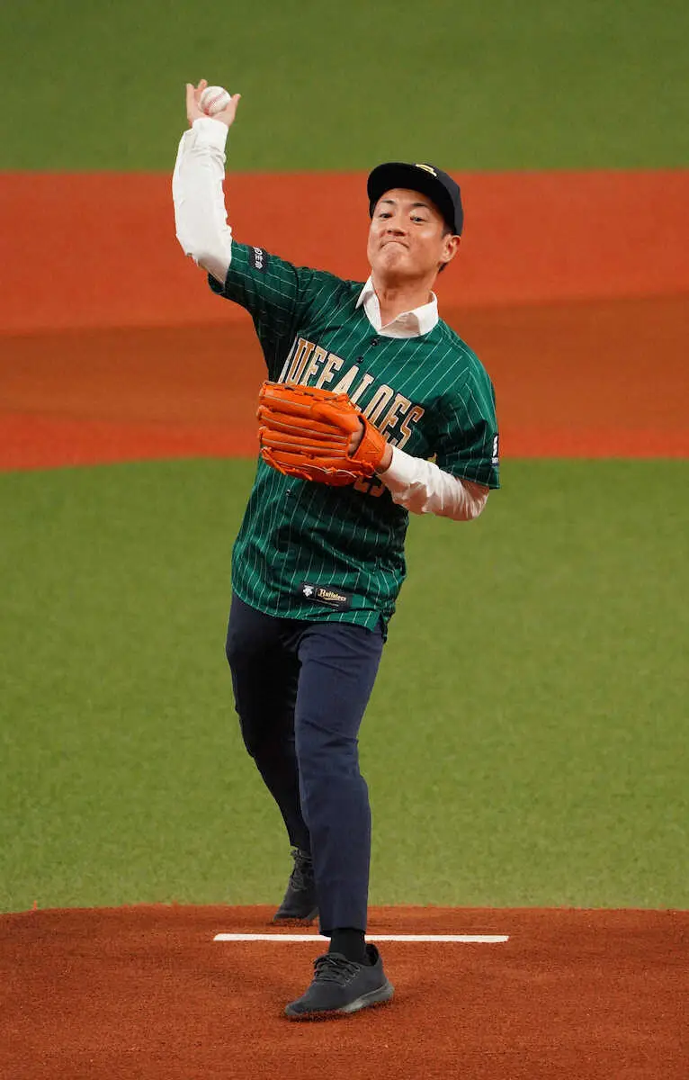 【画像・写真】横山大阪市長が京セラDで始球式　オリックスと阪神の関西日本シリーズに期待