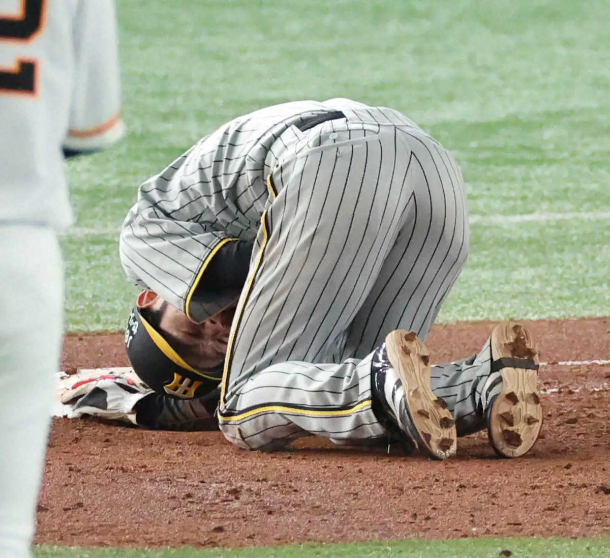 【画像・写真】阪神・中野ヒヤリ　メンデスのけん制球が右脇腹付近直撃で起き上がれず　プレー続行も球場は異様な雰囲気に