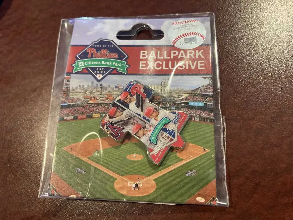 【画像・写真】エンゼルス対フィリーズ戦グッズ　大谷＆ハーパーのピンバッジ大人気　すぐ売り場から消える…