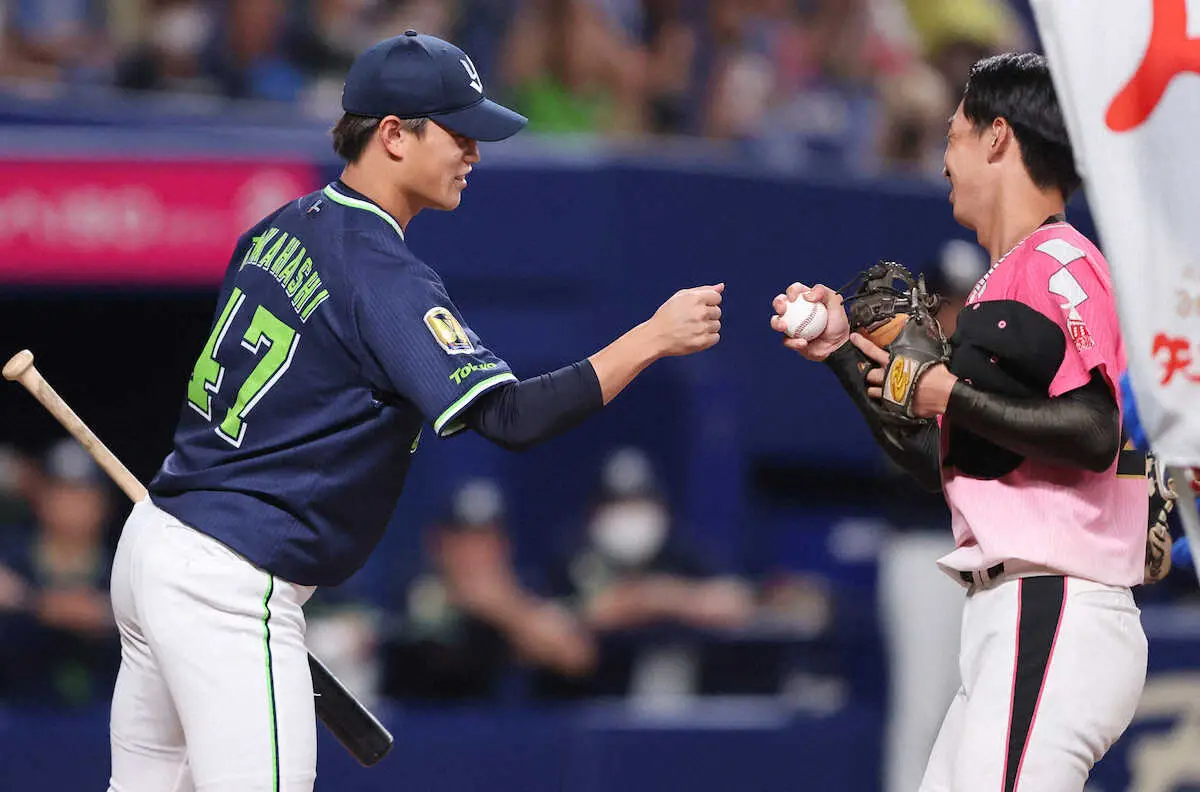 【画像・写真】ヤクルト・高橋　始球式で兄弟対決！兄・利政のボールを空振り
