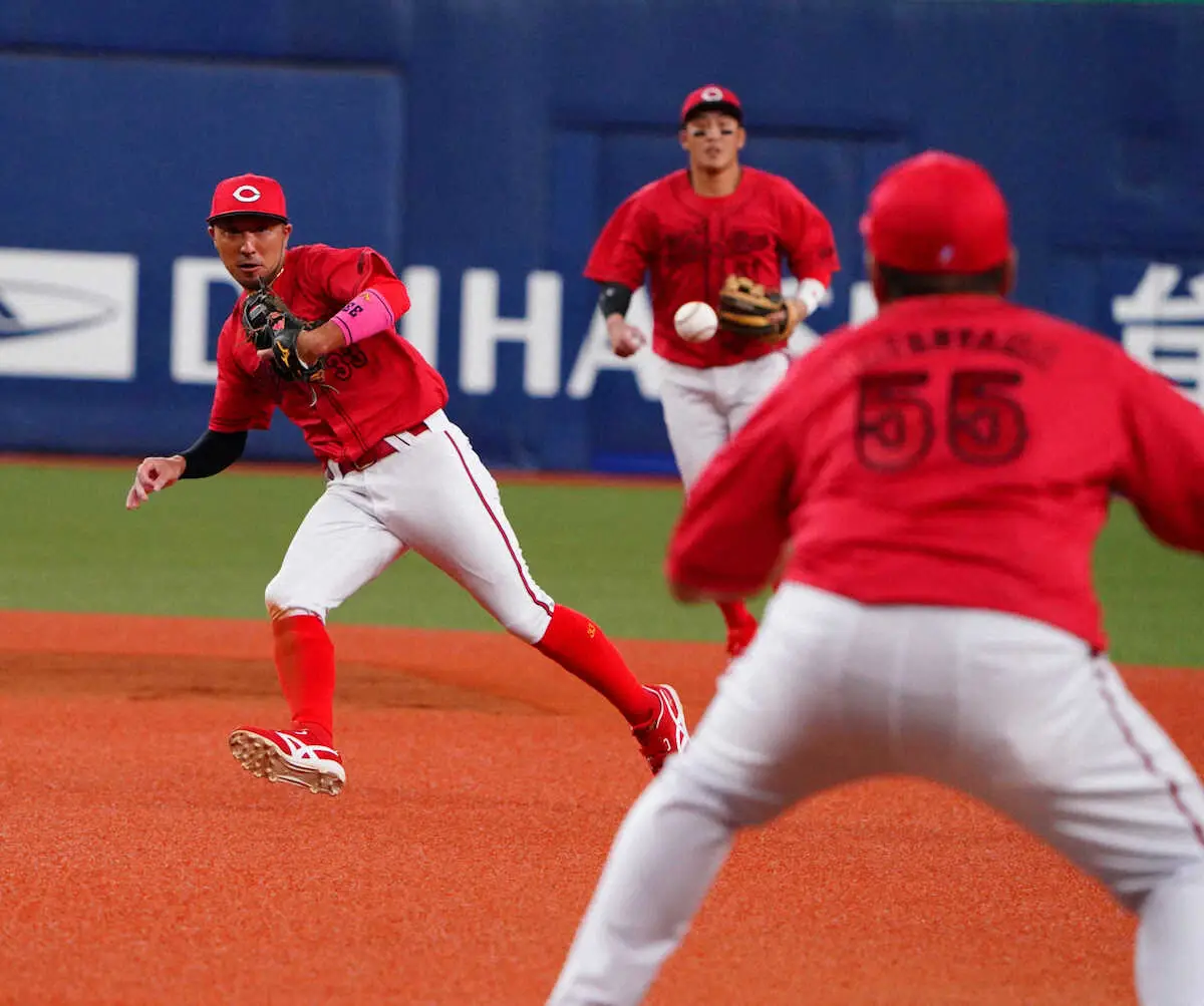 【画像・写真】巨人・菅野の執念の一打のはずが…　菊池のファインプレーにSNSも「菊池の守備やば！」