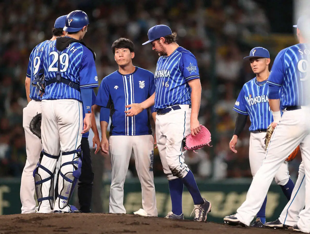 【画像・写真】DeNA三浦大輔監督　3回緊急降板のバウアーは「右股関節の違和感」　31日以降に病院へ