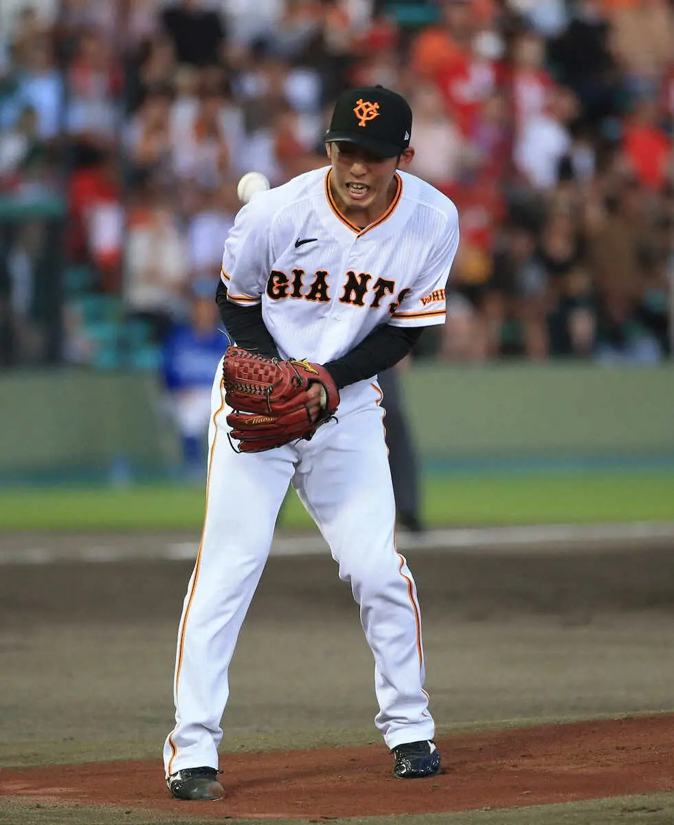 【画像・写真】巨人　先発の赤星に初回アクシデント…先頭の菊池の打球が右脇腹付近に直撃＆処置後に続投