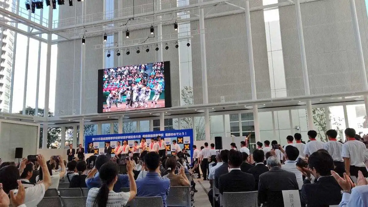 【画像・写真】日本一の慶応が横浜市でセレモニー　市長「流行語大賞を期待」　庁舎に人、人、人…