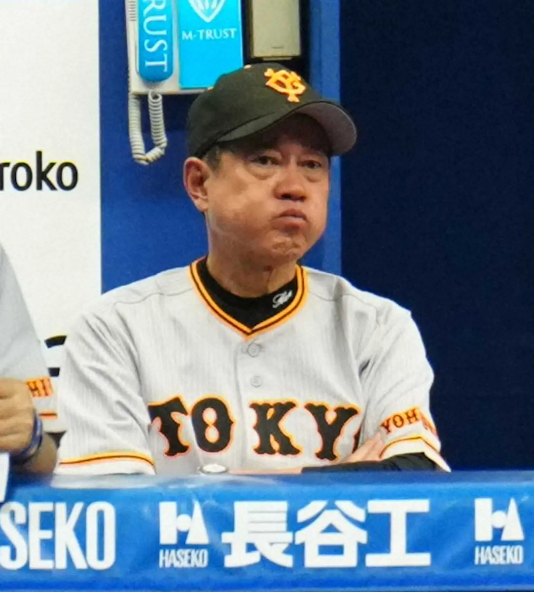 【画像・写真】巨人ブリンソンがまた…原監督も渋い表情　ゆっくりとした動きで捕球態勢に入るも弾いて二塁打に