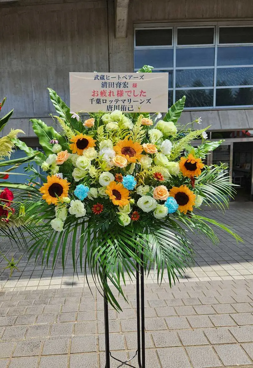 【画像・写真】元ロッテ　BC埼玉の清田育宏が引退セレモニー　ロッテ荻野や角中、中村奨らから花届く　外野に横断幕も