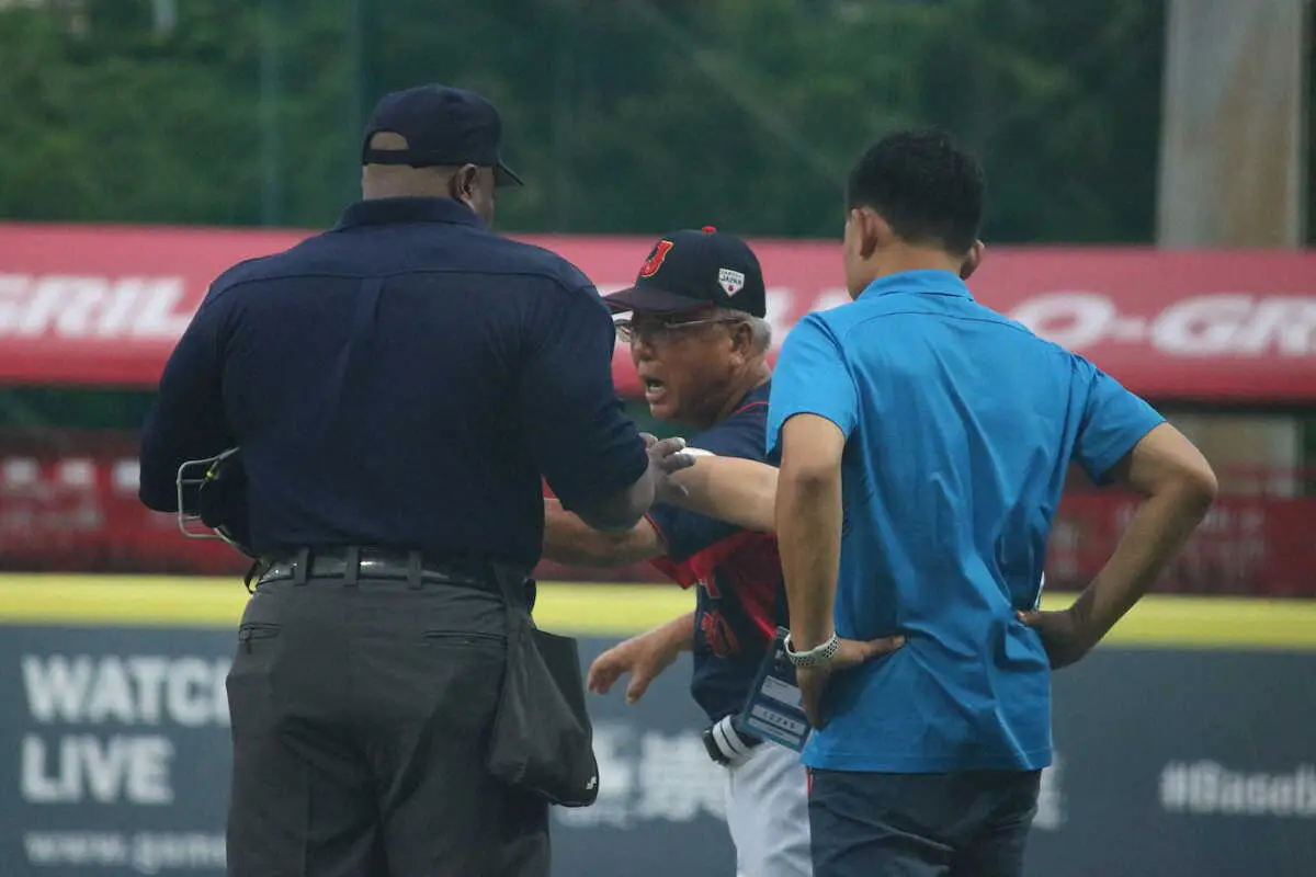 【画像・写真】U18日本　馬淵監督がリクエスト行使＆執念の抗議で併殺勝ち取る「優先権は本塁に近い方」
