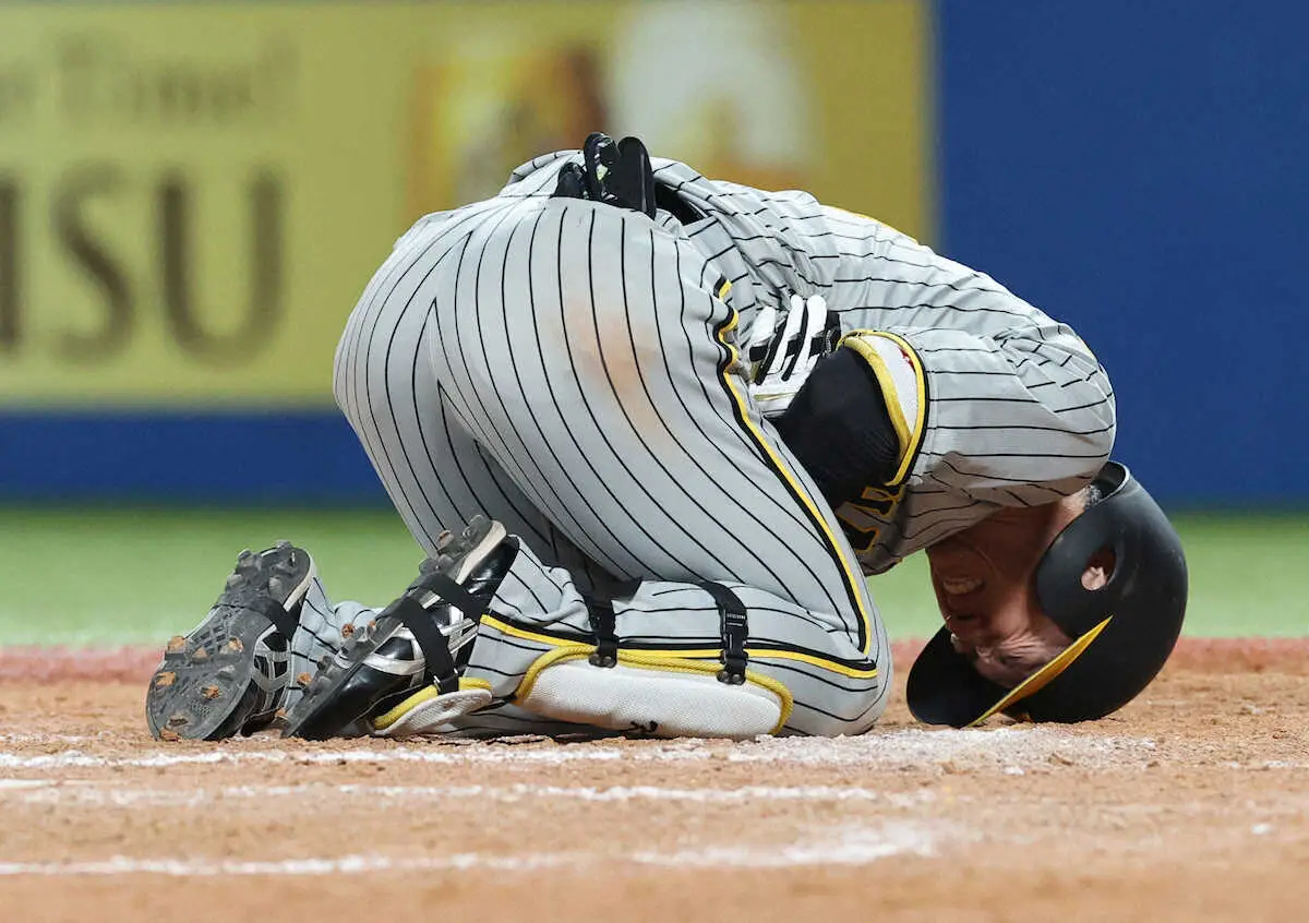 【画像・写真】神宮に悲鳴、大ブーイング巻き起こる　阪神・近本が右脇腹死球で交代　岡田監督も心配そうに見守る