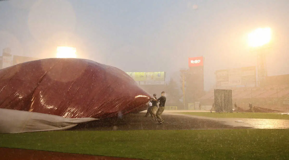 【画像・写真】楽天　猛烈なゲリラ豪雨で日本ハム戦中止　床上10センチ浸水、強風…スタッフ総出で作業も状況回復せず