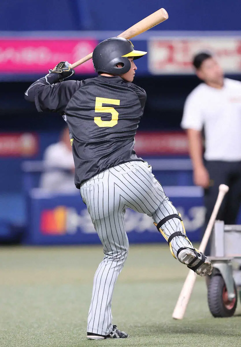 【画像・写真】阪神・近本　中日戦の試合前にグラウンドでは初めてフリー打撃　3日に右脇腹死球で「打撲」の診断