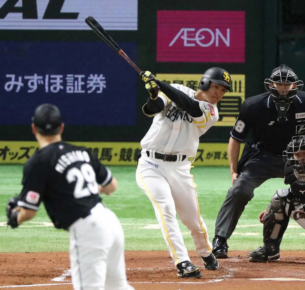 【画像・写真】ソフトBの慶応ボーイ柳町がパパ初安打となる左前打でチャンスメーク