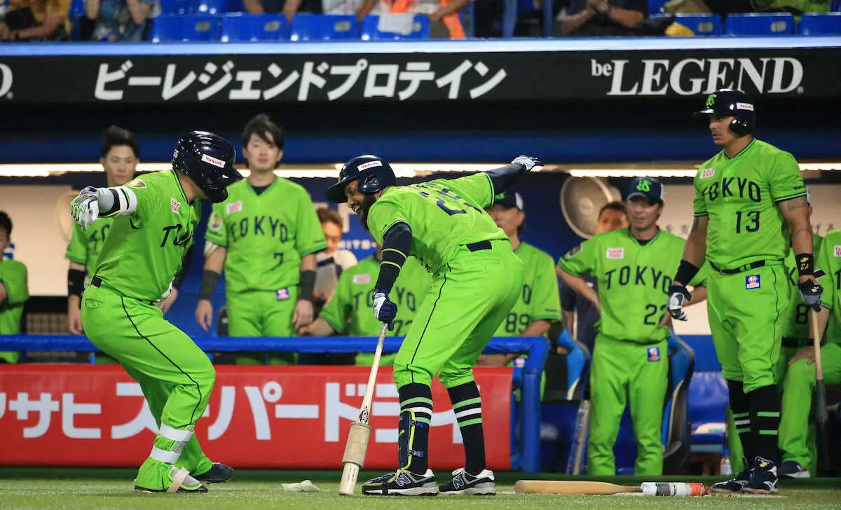 【画像・写真】ヤクルト　主砲・村上が3試合ぶりの一発　神宮バックスクリーン越えの豪快な26号同点ソロ