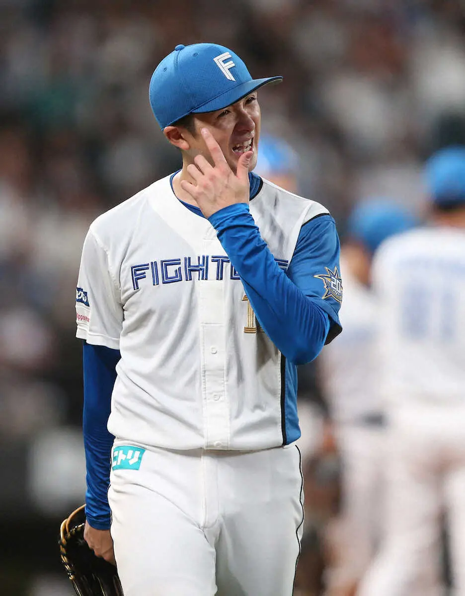 【画像・写真】7回途中で降板しベンチに下がる上沢（撮影・高橋茂夫）　