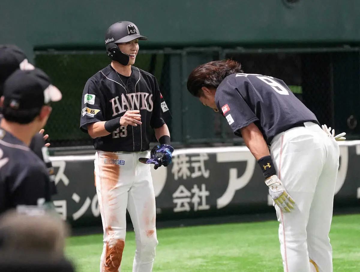 【画像・写真】びっくり！完璧！　ソフトB・周東がプロ6年目の初満弾　8月から取り組むノーステップ打法で上り調子