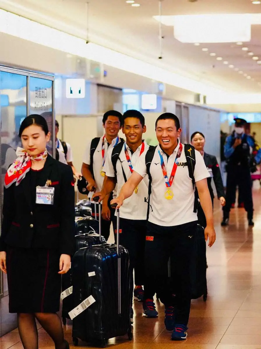 【画像・写真】U18日本代表、帰国の途でサプライズ「世界一おめでとうございます」　機長の粋な演出に機内で祝福