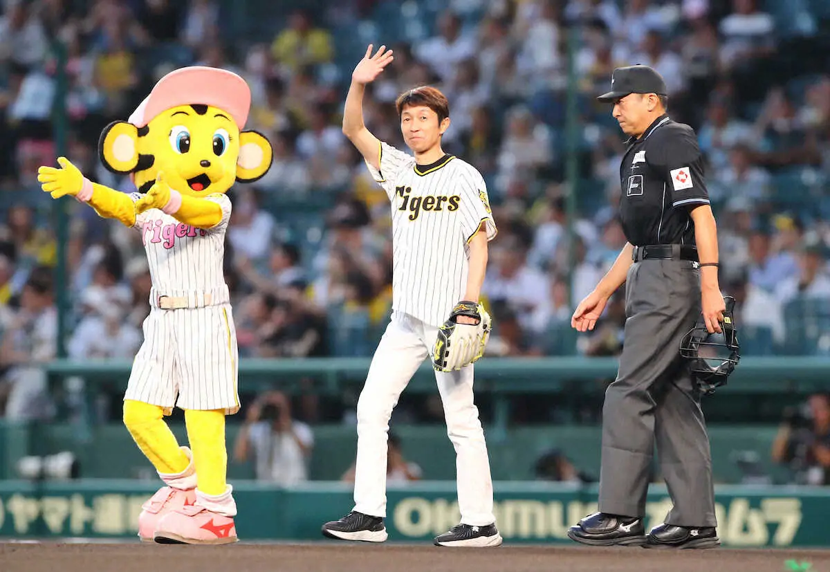 【画像・写真】甲子園で始球式の武豊　独走猛虎の“逃げ切アレ”に太鼓判「サイレンススズカみたい。このままいきそう」