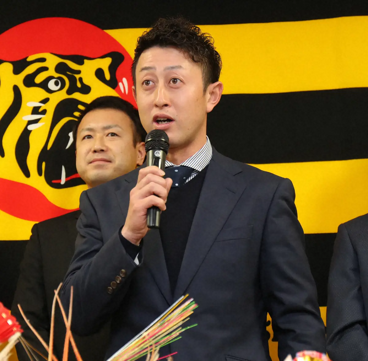 【画像・写真】エスコンで“スーパーキャッチ”　解説の今成亮太氏が清宮のファウルボールを捕球