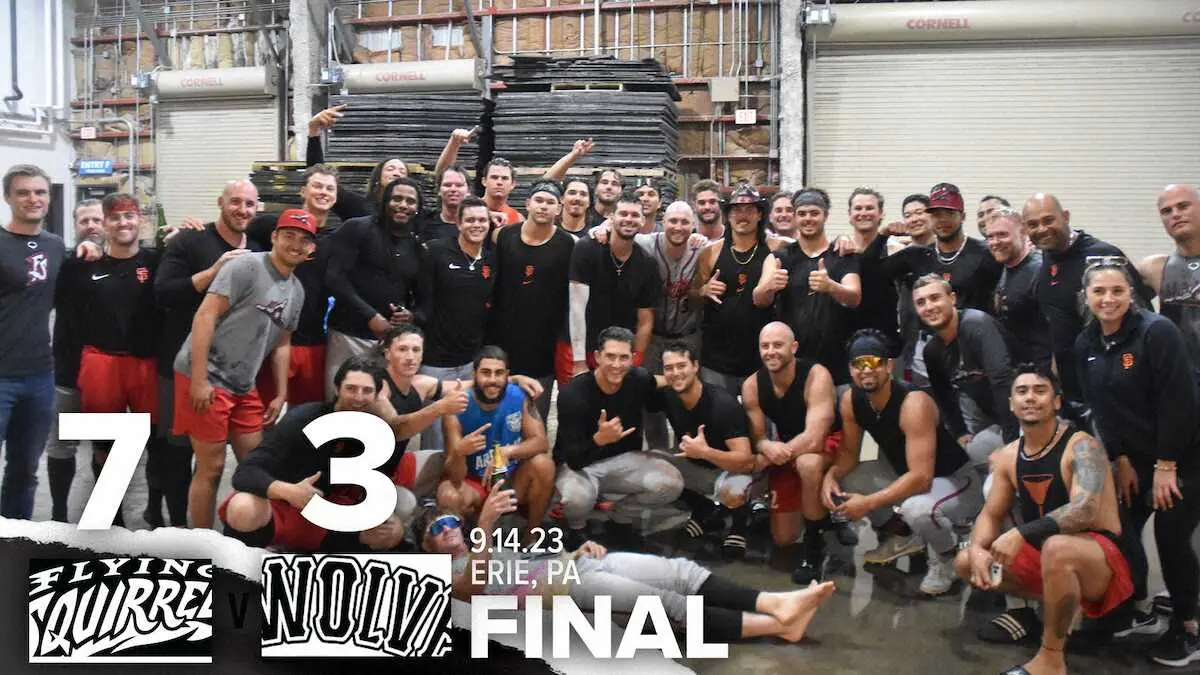 【画像・写真】ジャイアンツ3Aの筒香は1安打　チームは後期地区優勝　筒香もシャンパンファイトに加わり笑顔で記念撮影