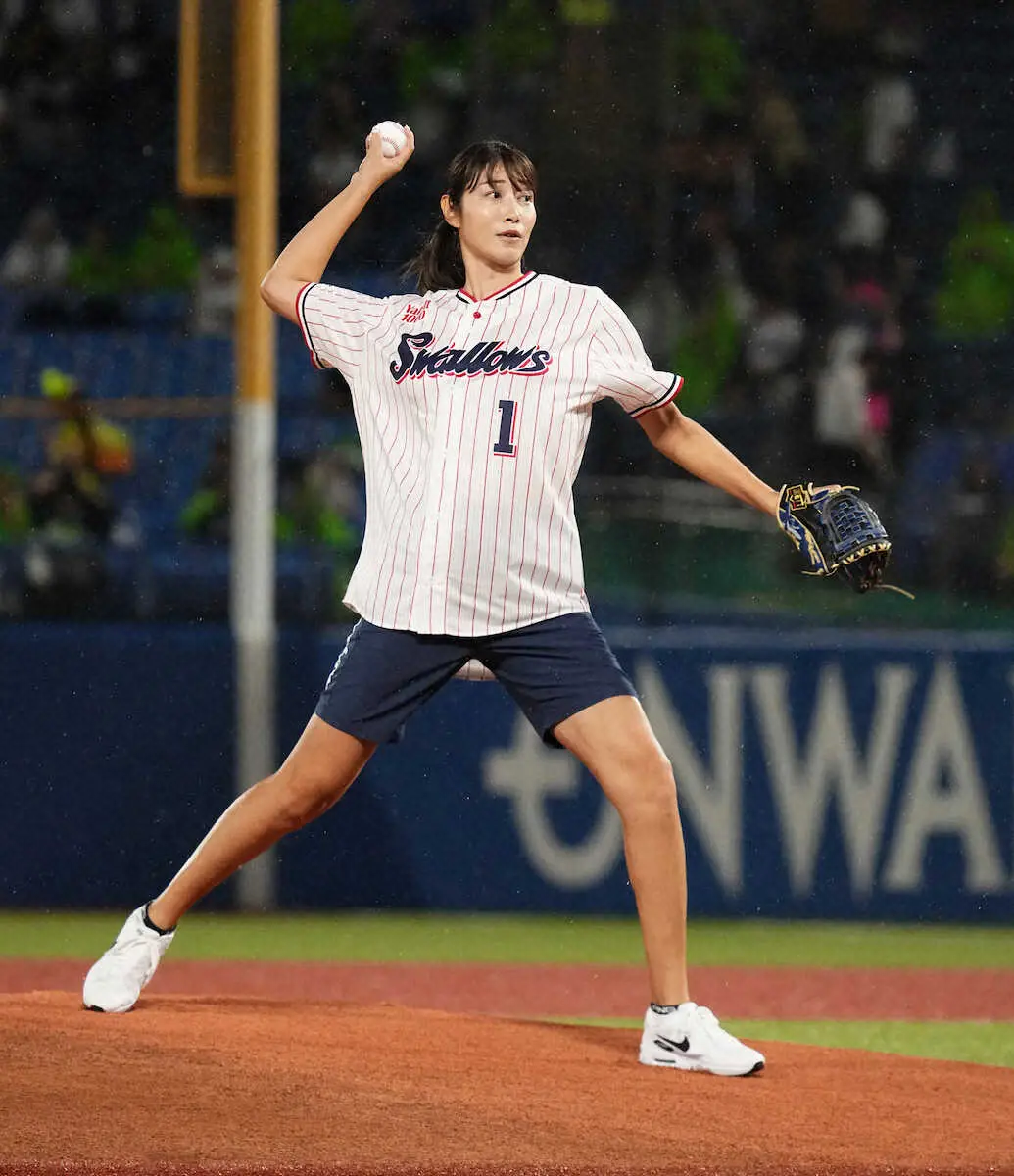 【画像・写真】狩野舞子さん　ヤクルト戦の始球式でノーバン剛速球に観客どよめく　豪快美フォームで外角低め「70点」